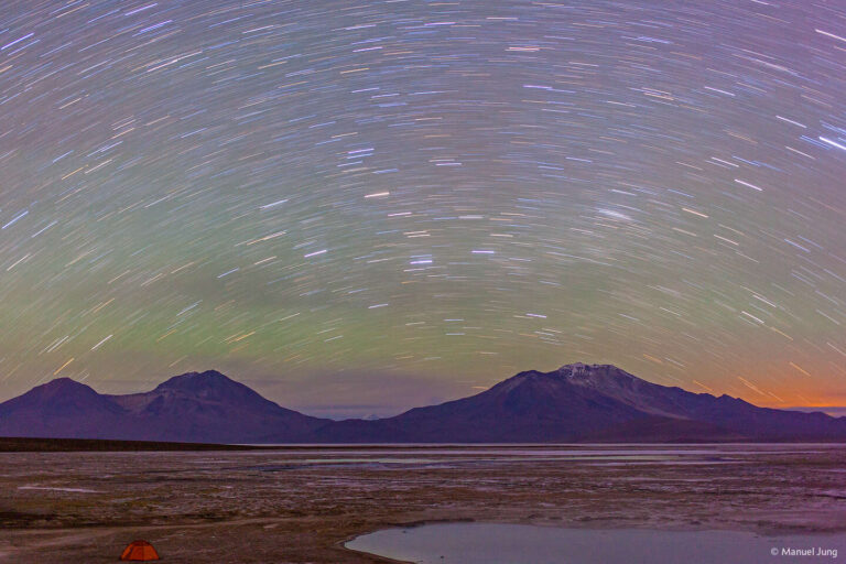 Startrails über dem Salzsee Salar de Surire in Chile