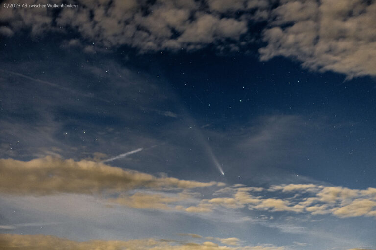 Komet C/2023 A3 zwischen Wolken